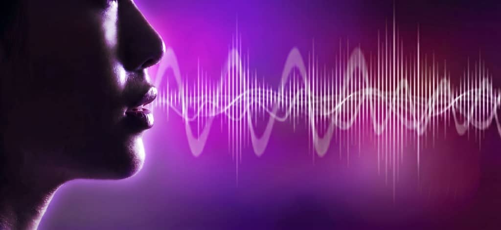 側臉剪影與音波圖,呈現人聲錄音與素材整理情境。